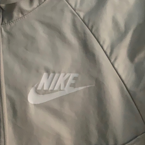 Nike white and silver Wind breaker - Picture 3 of 4
